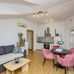 Apartman With Parking Space - 13973 Vodice