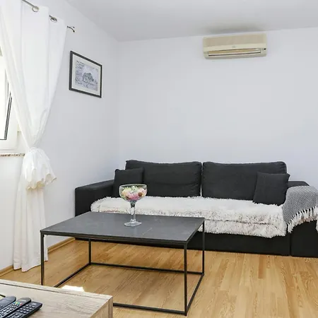 Apartman With Parking Space - 13973 Vodice