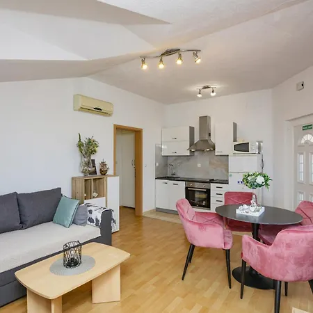 Apartman With Parking Space - 13973 Vodice